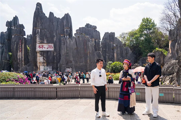 云南旅游,云南旅行社,云南團建公司,云南策劃公司,云南會議執(zhí)行,昆明旅游,昆明旅行社,昆明團建公司,昆明會議公司,昆明策劃公司：董宇輝來昆明石林啦！“在云南，萬物與我皆自由”